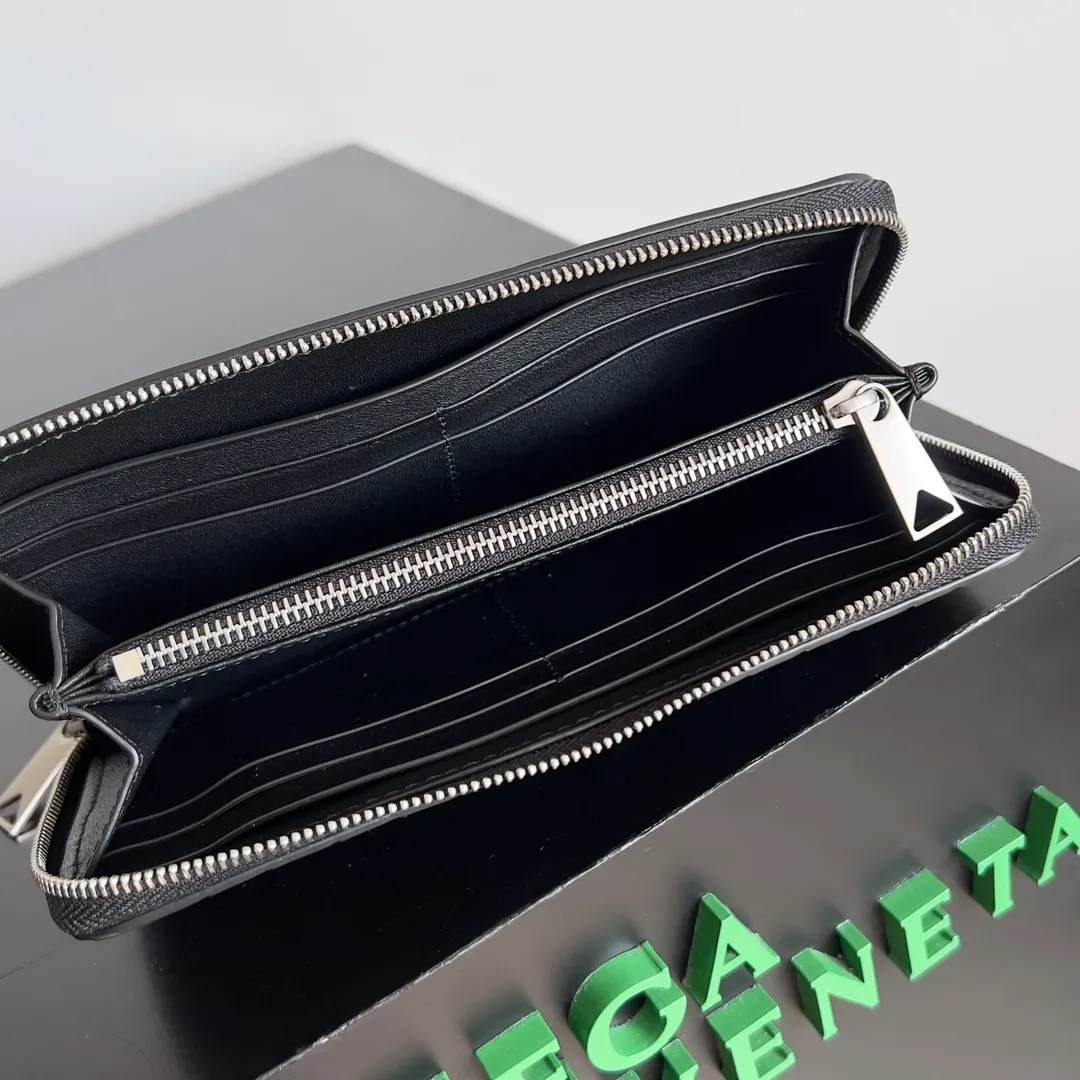 Batch 960 BV wallet has a low-key appearance and a simple and attractive woven design. It can be used as a gift for men🎁. It has enough space and is very practical. It can also be used by girls. The zipper is smooth and the wiring is meticulous. It is low-key and not exaggerated. Style number: 593217 Size: 19*10*2